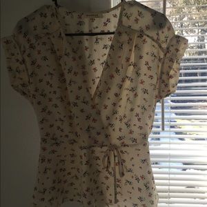 Adorable crop top perfect for Spring floral pattern size medium